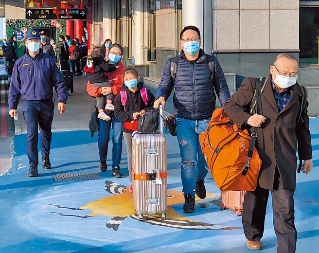 万眾期盼的小三通「专案復航」，以金马地区民眾及陆配先行。图为2020年金马「小三通」末班船旅客。（本报资料照片）