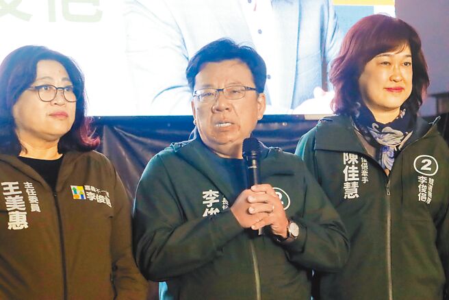 民进党嘉义市长候选人李俊俋（右）18日宣布败选当下，绿委王美惠（左）全程陪同，如今爆发党内互打。（本报资料照片）