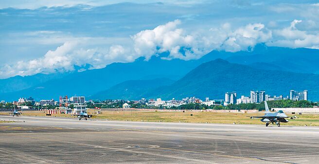 空军花莲基地10月17日有一名酒醉男子潜入2小时后才被发现逮捕，因机场属军民合用，涉及国家机密，军方以违反《国安法》送办。（本报资料照片）