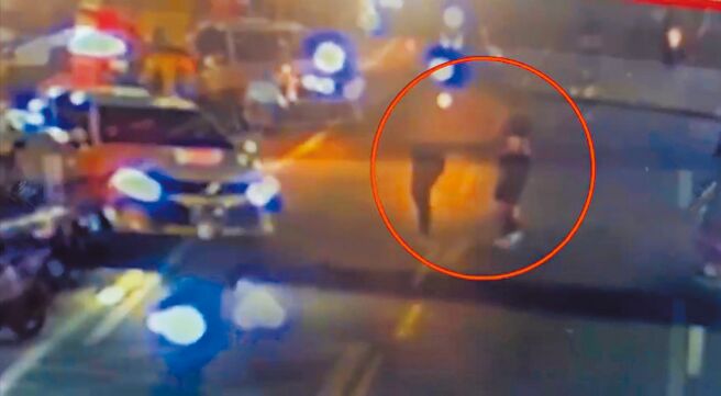 陈男（红圈内左）疑因侵吞公司款项，遭嫌犯带上一辆自小客车。（新北市三重警分局提供／吕健豪新北传真）