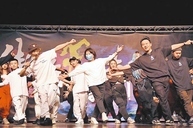 嘉义市长黄敏惠（前排右二）与年轻人共舞，鼓励年轻人发挥创意，为嘉义市注入更多能量。（嘉义市政府提供／廖素慧嘉市传真）