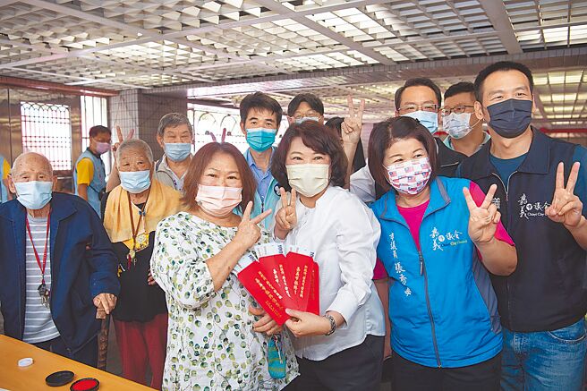 新冠肺炎疫情影响各行各业，嘉义市政府普发2000元消费金，展现顾民生的决心。（嘉义市政府提供／廖素慧嘉市传真）