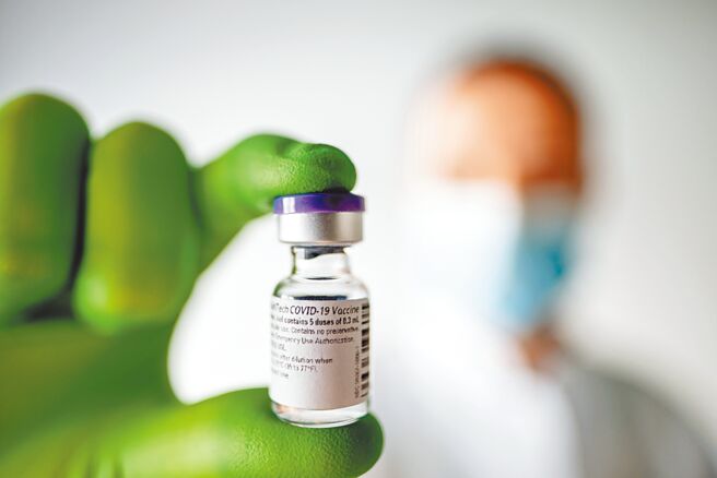 首批德国BNT疫苗正运往大陆，这是中德高峰会的共识，该批疫苗将让在大陆的德国侨民施打，无法惠及大陆民眾。图为德国BNT疫苗瓶。（新华社）