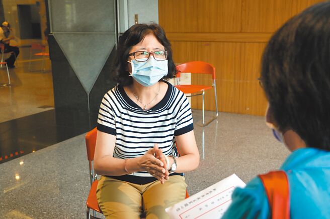 新北市社会局副局长许秀能去年7月代表新北市长侯友宜，致上10万元慰问金给因染疫往生者的家属。（新北市社会局提供／陈慰慈新北传真）