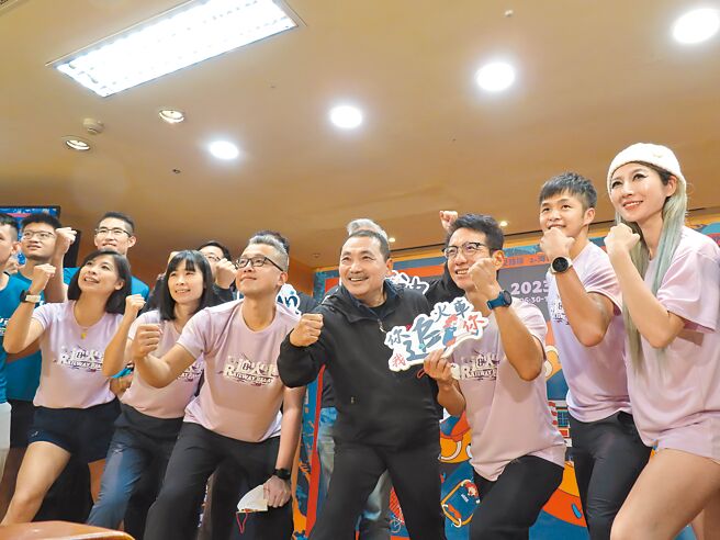 新北市铁道马拉松接力赛将在明年4月16日登场，市府邀请跑界新星筹组「铁支路明星队」与民眾较劲。（叶德正摄）