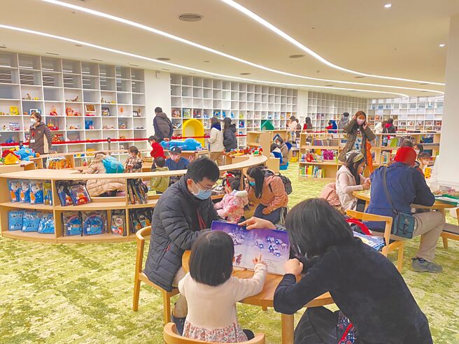 有最美圖書館稱號的桃園市立圖書館新總館於17日開館試營運，市圖統計，開幕4天以來進館人次已達8萬多人。（桃園市立圖書館提供／陳夢茹桃園傳真）