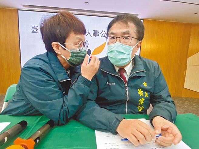 台南市长黄伟哲（右）与副市长赵卿惠（左）昨天公布5名小内阁首长名单，过程中两人仍不断交头接耳讨论。（曹婷婷摄）