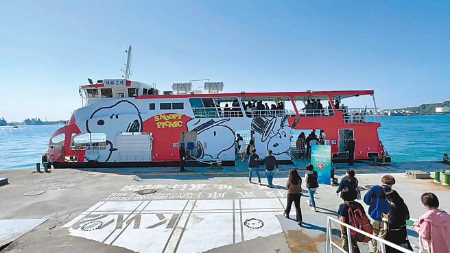 經濟部攜手高雄輪船公司打造智慧觀光渡輪，以「史努比」造型亮相，格外吸睛，可望帶動一波觀光熱。（柯宗緯攝）