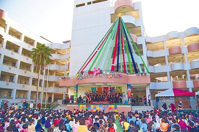 新上国小于21日举办「疯耶诞趴」，一路从白天狂欢到夜晚，家长会与教师共同打造4层楼高的耶诞树，并挂上学生的祈愿卡。（高市教育局提供／杨舒婷高雄传真）