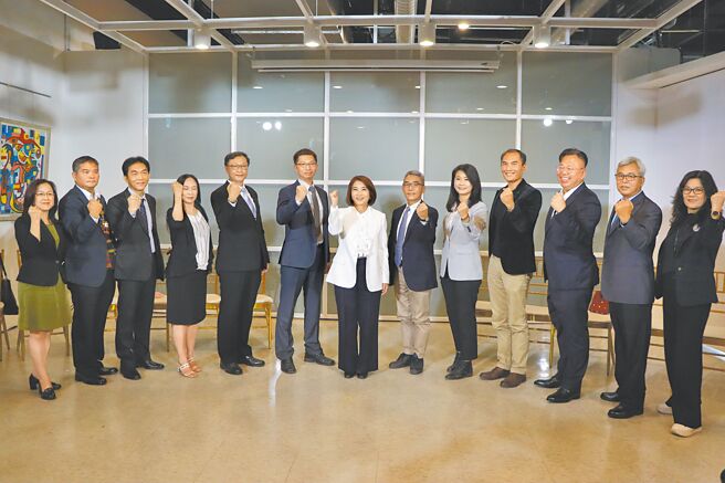 准屏东县长周春米（中）22日公布小内阁，副县长由原研考处长黄国荣（左六）接任，研考处副处长谢孟良（左三）、卫生局副局长张秀君（左一）原地晋升，新教育处长则由屏东大学教授刘育忠（右三）接任。（谢佳潾摄）