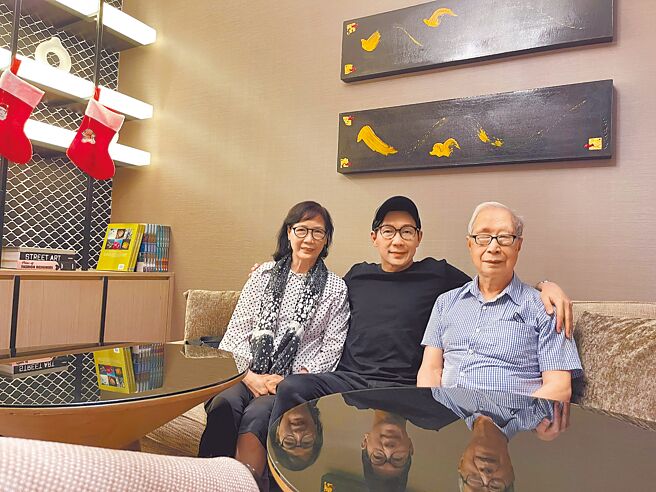 品冠（中）日前受邀赴馬來西亞出席活動，特地趁空檔陪伴父母。（種子音樂提供）