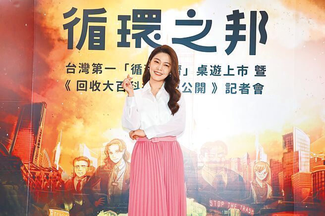 白家綺昨一身氣質女教師裝扮為環保團體 RE-THINK 站台。（羅永銘攝）