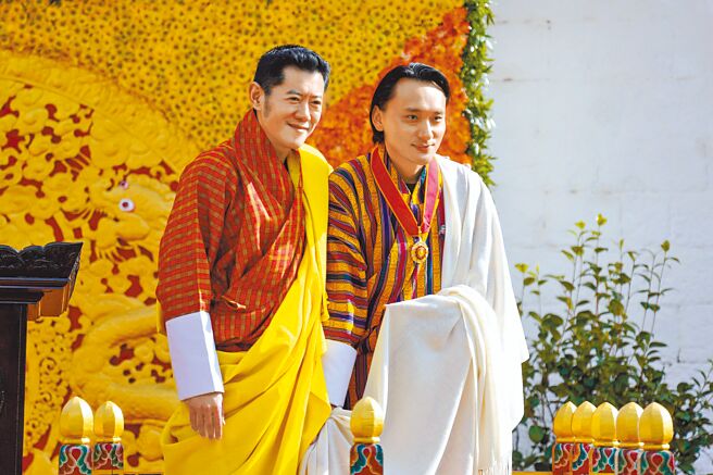 不丹國王凱薩爾旺楚克（左）親自授獎予《不丹是教室》導演巴沃邱寧多傑。（海鵬提供）