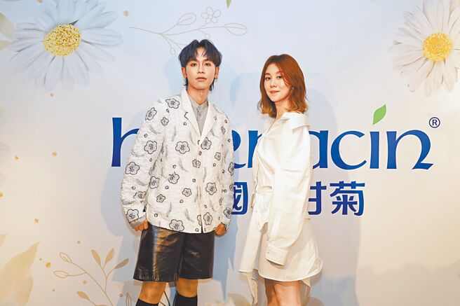 鼓鼓（左）、白安昨出席代言活動，熱情與現場歌迷互動。（德國小甘菊提供）