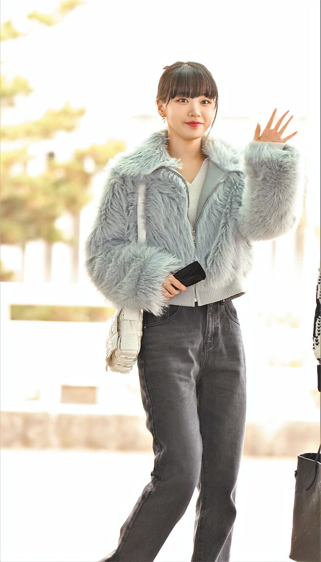 韩女团成员LE SSERAFIM金采源以短版毛绒外套，搭配Bottega Veneta抓皱foulard Cassette肩背包。（Bottega Veneta提供）