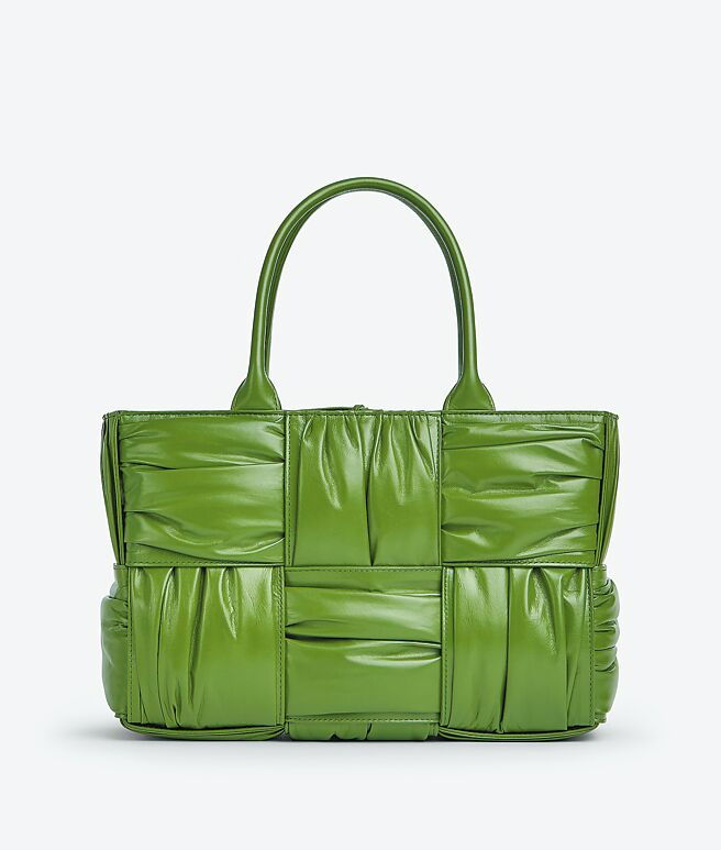 Bottega Veneta Arco皮革抓皱托特包，酪梨绿，13万8000元。（Bottega Veneta提供）