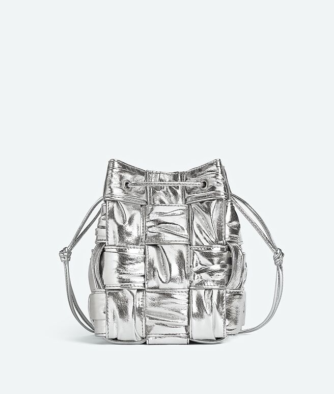 Bottega Veneta皮革抓皱水桶包，耶诞限定银色，9万5400元。（Bottega Veneta提供）