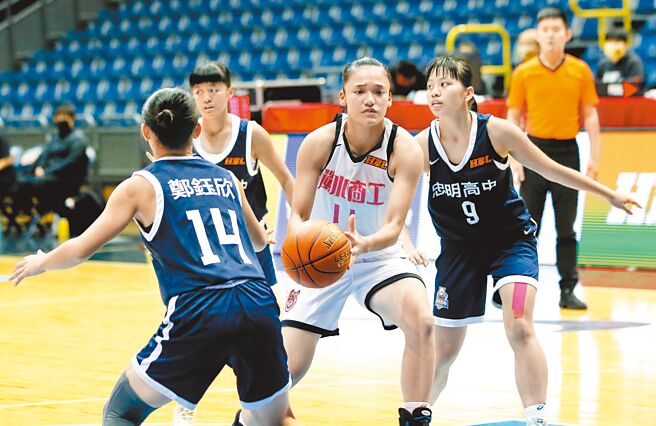 面对忠明高中动辄两人或三人包夹，淡水商工萧豫玟（中）无惧，奋力缴出32分、24篮板。（高中体总提供）