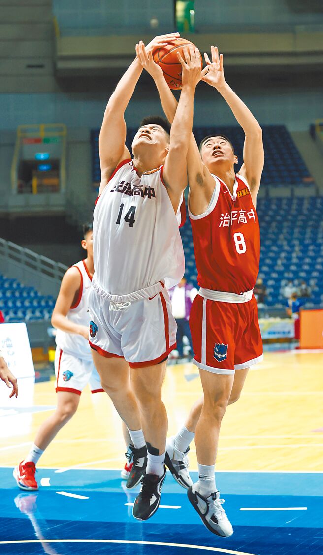 光復高中沈宥均（左）14分、17篮板，均创个人在HBL生涯单场新高纪录。（高中体总提供）