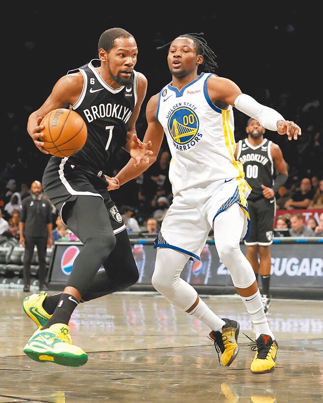 杜蘭特（左）帶領籃網擊潰勇士，籃網半場狂得91分創隊史紀錄，7連勝到手。（路透）