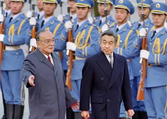 在海部俊树的推动下，日本天皇明仁（右）在1992年对中国进行歷史性的访问，时任中国国家主席杨尚昆前往机场迎接。（图／中新社）