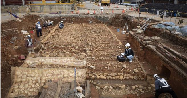 考古团队在桃园捷运施工现场发掘出刘铭传铁路遗迹，引发社会关注。（图／庶古文创公司提供、报系资料照）