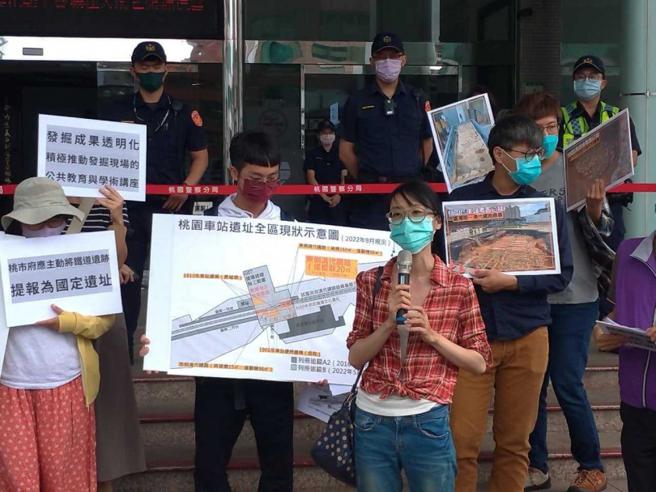 文资团体今年9月1日在桃园市政府前召开记者会，争取文化遗址和车站共存。（图／抢救清代铁道遗址群小组提供）