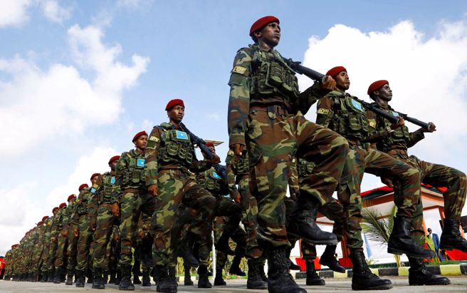 索马利亚军官庆祝索军成立62周年期间，参加阅兵式。（美联社）