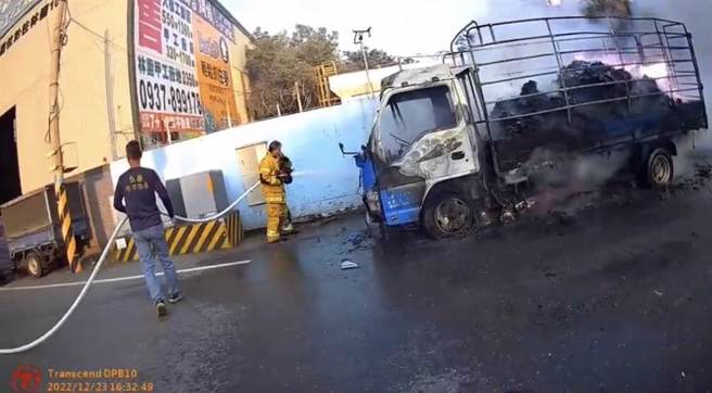 消防人員抵達趕緊灌水搶救，可見車上所載的舊衣都燒成焦黑。（翻攝照片／高雄洪靖宜傳真）
