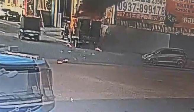 整輛貨車陷入火海，消防人員緊急滅火。（翻攝照片／高雄洪靖宜傳真）