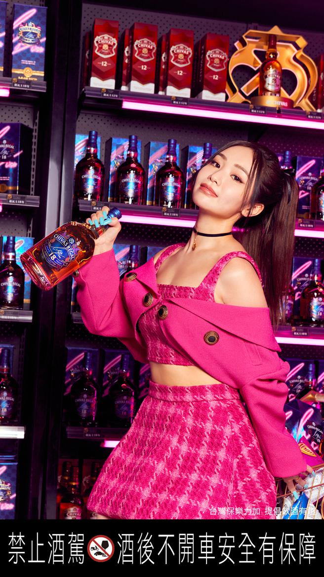 陳芳語裝扮粉紅芭比造型為「CHIVAS 18 年x LISA限量版」拍攝形象照。（CHIVAS REGAL提供）
