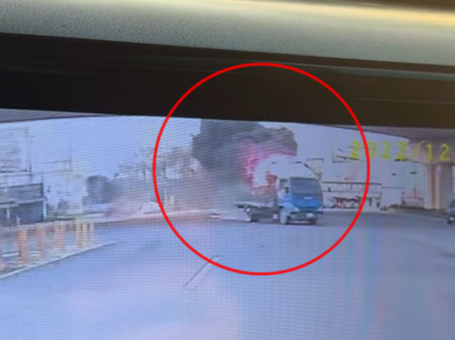 高雄貨車滿載舊衣突燒起，「火球」街頭狂衝畫面曝，網驚：拍電影？(翻攝臉書爆料公社)
