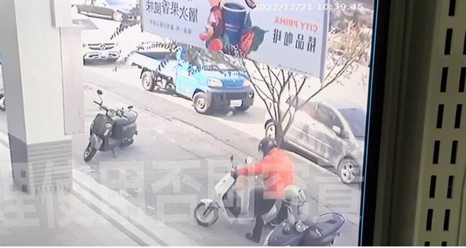 警方调阅监视器影像，发现阮男离开时呼吸器尚在踏垫上。（警方提供）