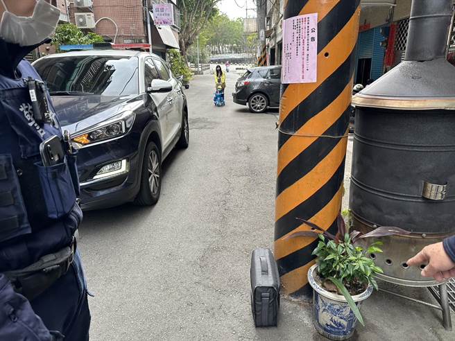 警方在路线中电线杆旁，看到倚着的一只直立黑色袋子，与影像中的失物极为相似。（警方提供）