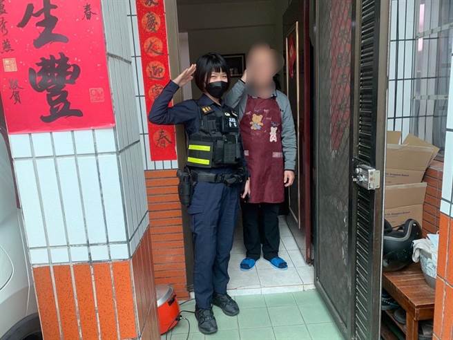 员警马上将呼吸器送回阮男家中，阮男见失而復得的呼吸器，感动地向警方敬礼合照留念。（警方提供）