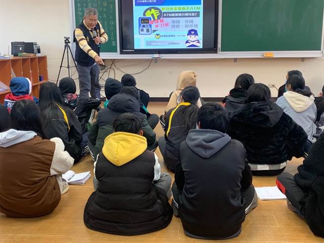 和平警分局于寒假前，远赴全国海拔最高2012 公尺的梨山国中小学，办理青少年交通安全及反毒、反诈骗宣导活动。（警方提供）