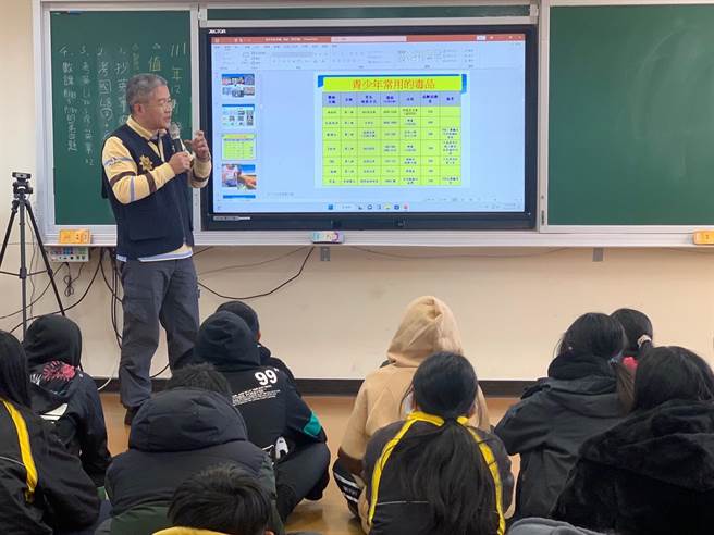 和平警分局于寒假前，远赴全国海拔最高2012 公尺的梨山国中小学，办理青少年交通安全及反毒、反诈骗宣导活动。（警方提供）