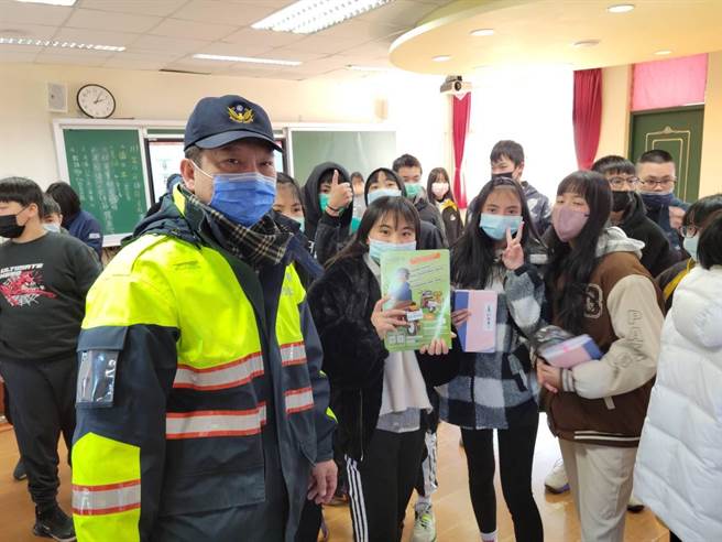 警方特准备「巧克力」糖果有奖徵答，让宣导效果充满乐趣与新奇。（警方提供）