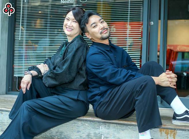 洪慧芳（左）感谢《花路阿朱妈》导演何书铭让她圆梦在大银幕上挑大梁。（粘耿豪摄）