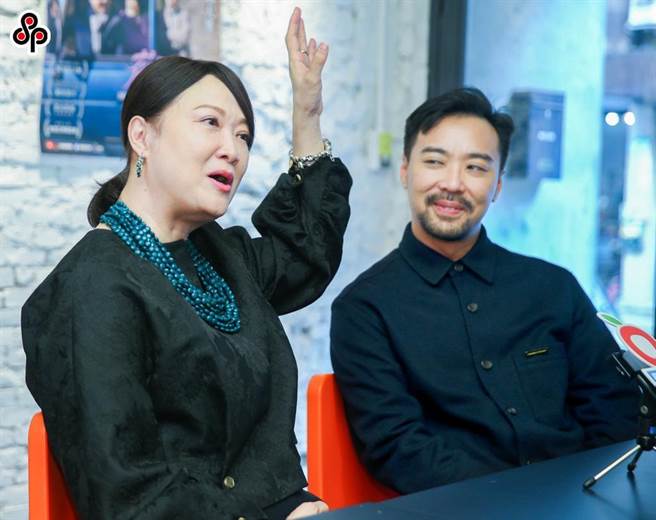 洪慧芳（左）和导演何书铭受访畅聊拍摄《花路阿朱妈》趣事。（粘耿豪摄）