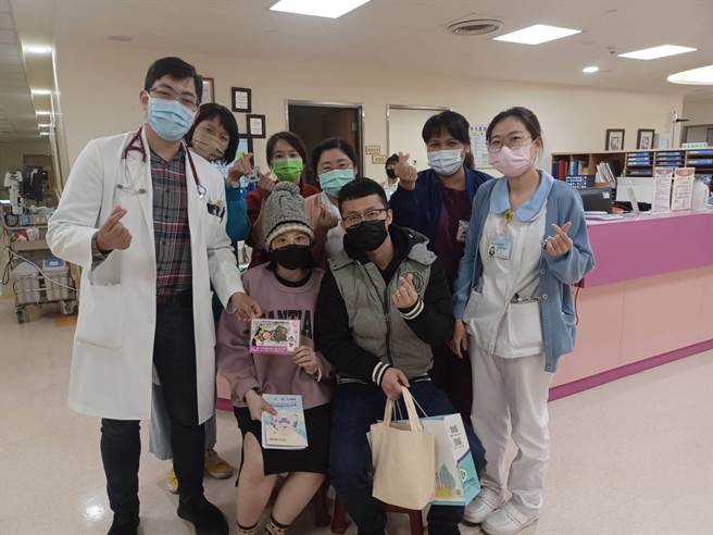 徐鳴遠醫師親筆寫下祝福卡片，贈送王姓產婦祝福卡片。（童醫院提供）