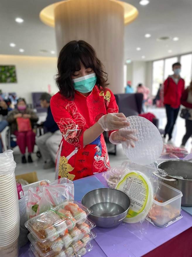 仁馨市集邀请新住民照服员提供异国美食。（仁馨乐活园区提供）