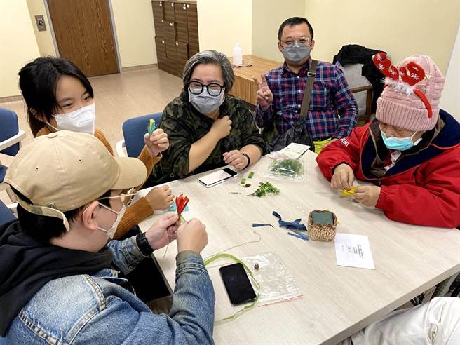 现场提供艺品DIY，让住民和家属开心共度耶诞佳节。（仁馨乐活园区提供）