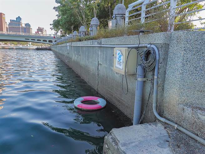 为了加强监控爱河水质状况，高市府环保局分别于爱河下游中都桥、中正桥及幸福川等处设置即时水质感测站。（高市府环保局提供／洪浩轩高雄传真）