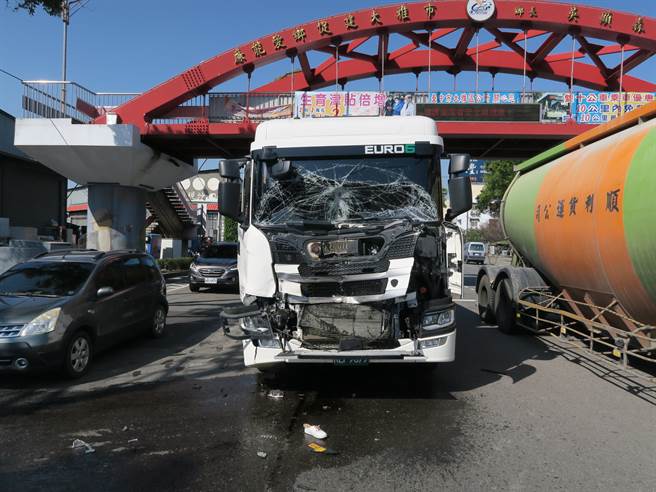 大雅區中清路四段與雅環路口，昨天發生一起砂石車因煞車不及，追撞前方自大貨車，大貨車再撞擊前方待左轉起歩重機車的交通事故。(警方提供)