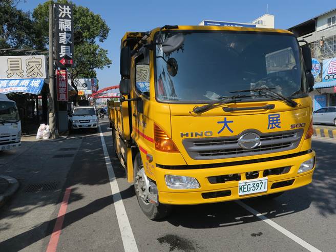 大雅區中清路四段與雅環路口，昨天發生一起砂石車因煞車不及，追撞前方自大貨車，大貨車再撞擊前方待左轉起歩重機車的交通事故。(警方提供)