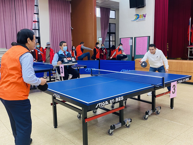 111年度臺北市大安区敦亲睦邻桌球友谊赛今(24)日于大安区行政中心10楼热闹开打，区长林明宽(右)也下场小试身手。(大安区公所提供)