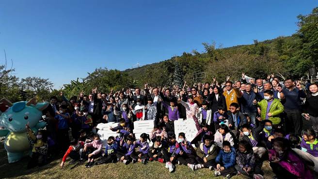 这次活动邀请燕巢区各校师长与孩童代表亲⾝体验清景麟对⽣活、艺⽂、环境及教育公益的重视，并与现场嘉宾共同写下耶诞祝福与心愿。（柯宗纬摄）