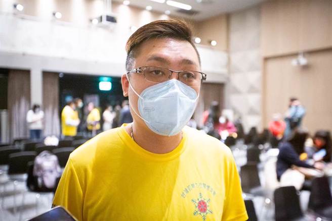 孫先生7歲就確診肌無力，20多歲時因工作壓力導致病情加劇，經由醫師調整藥物後有效控制症狀。（袁庭堯攝）