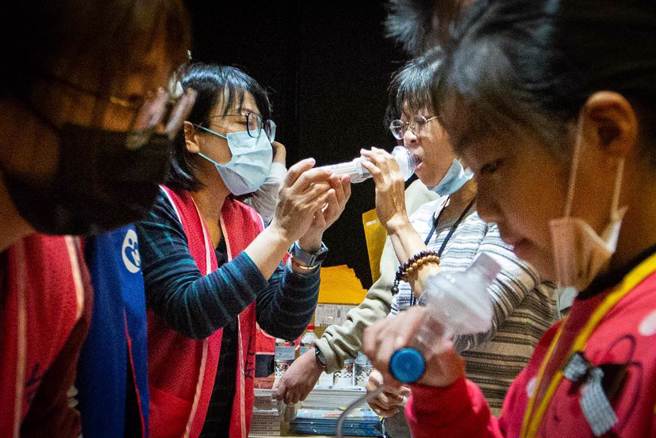 現場提供病友及家屬肌無力症檢測器具。（袁庭堯攝）